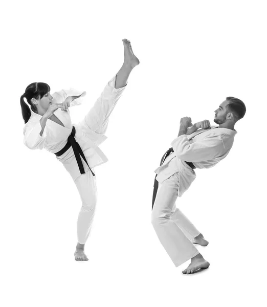 Jóvenes practicando karate sobre fondo blanco — Foto de Stock