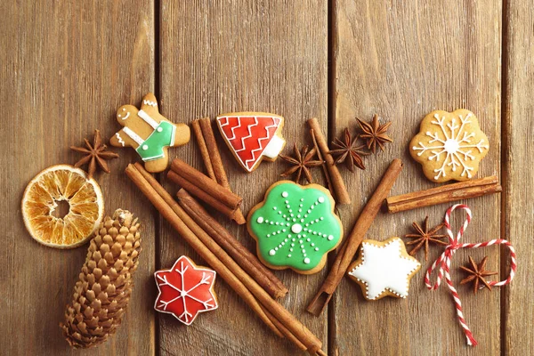 Bella composizione con biscotti di Natale su sfondo di legno — Foto Stock