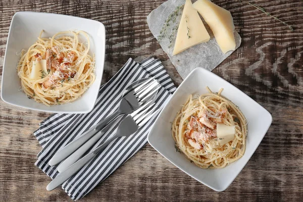 Mísy těstoviny carbonara s anglickou slaninou na dřevěný stůl — Stock fotografie