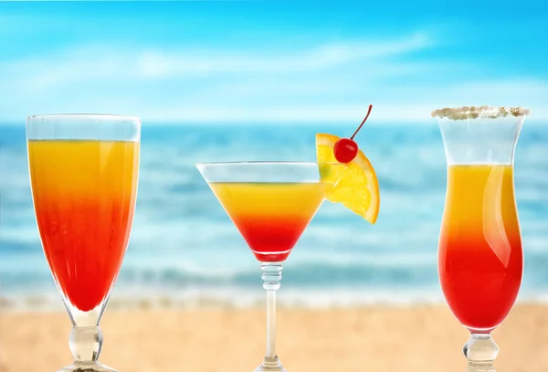 Gläser mit Cocktail und schönem Blick aufs Meer — Stockfoto