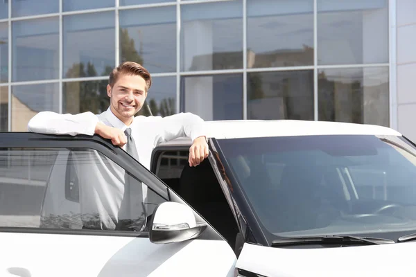 Salesman standing near car — Stock Photo, Image
