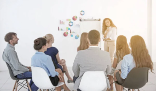 Verschwommene Sicht auf Menschen im Klassenzimmer der Wirtschaftsschule — Stockfoto