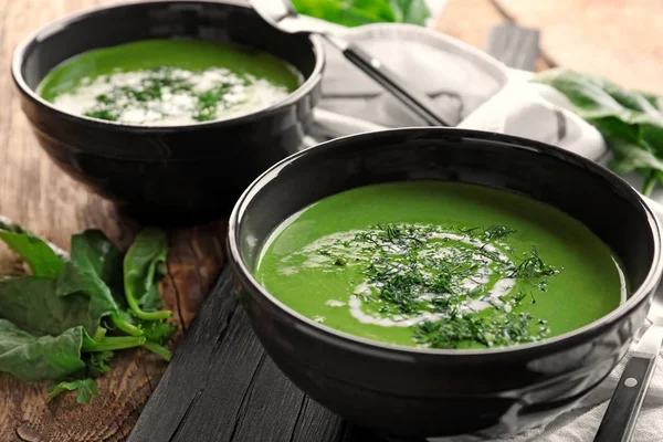 Bowls with delicious spinach soup — Stock Photo, Image