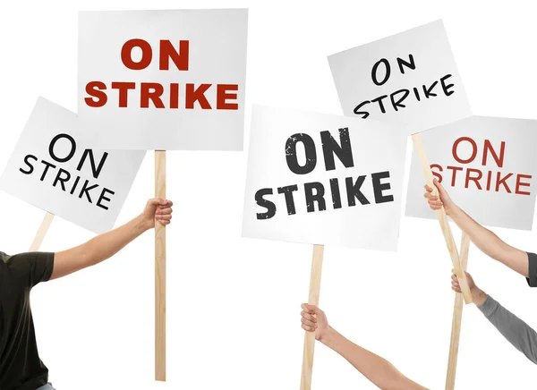 Gente sosteniendo letreros con texto SOBRE STRIKE contra fondo blanco — Foto de Stock