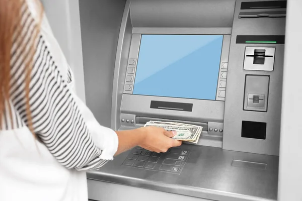 Mujer tomando dinero de cajero automático —  Fotos de Stock