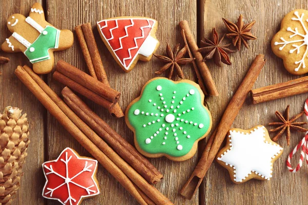 Bella composizione con biscotti di Natale su sfondo di legno — Foto Stock