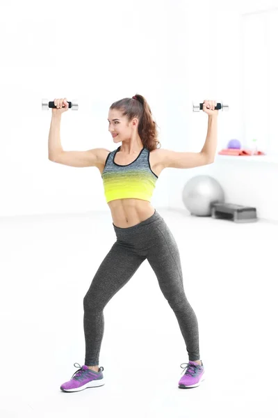 Mujer entrenando con pesas —  Fotos de Stock