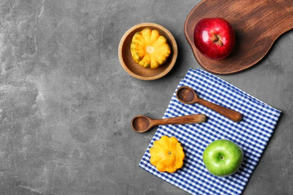 Composição com toalha e utensílios de cozinha — Fotografia de Stock