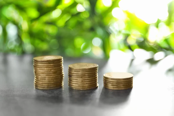 Monedas apiladas sobre la mesa sobre fondo borroso — Foto de Stock