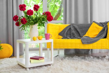 Masaya peony çiçek güzel ışık modern oda içi