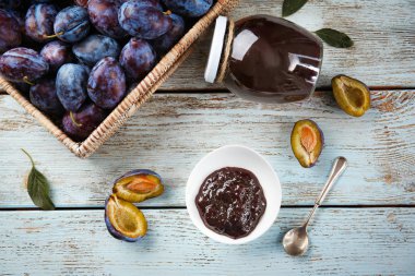 Olgun Erik ve lezzetli reçel ile kompozisyon 