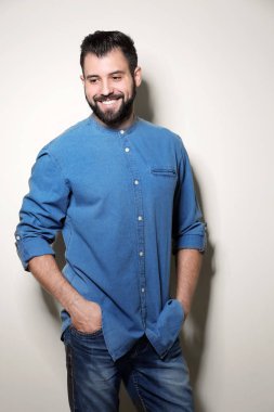 Açık renkli yakışıklı adam