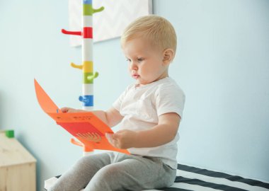 Sevimli çocuk, bu evde el yapımı tebrik kartı ile