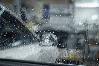 Renkli araba penceresinde, tatlı su damlaları