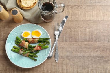 Plaka pastırma ile kuşkonmaz masada sarılmış.