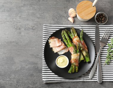 Plaka pastırma ile kuşkonmaz masada sarılmış.