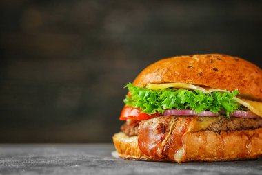 Lezzetli sığır eti burger masada