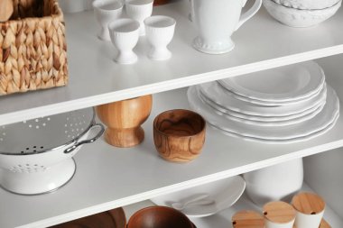 Mutfakta dishware ayaklıklı beyaz depolama