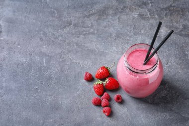 İle lezzetli güler yüzlü kavanoz 