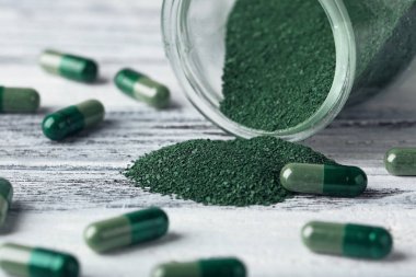 Spirulina kapsül masada tozu ile