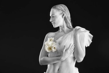 İnanılmaz vücut-sanat olarak Başak koyu arka plan üzerinde olan güzel kadın. Zodyak işaretleri kavramı