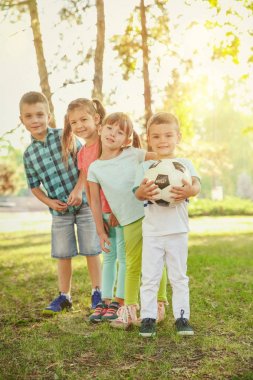 Topu parkta küçük sevimli çocukla