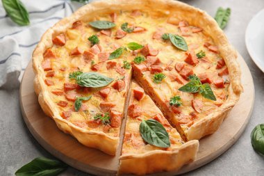 Sosis mutfak yönetim kurulu ile lezzetli güveç