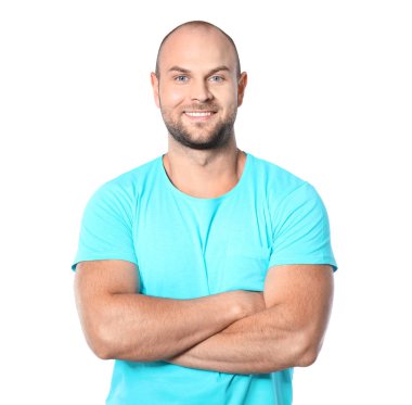 Beyaz arka plandaki genç adam.