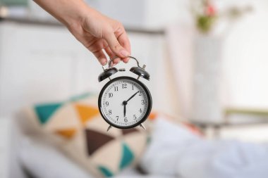 kadın holding çalar saat 