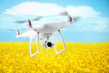 Quadcopter alanın üzerine uçan kamera ile