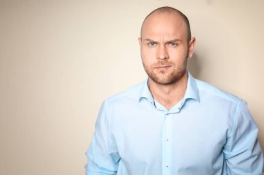 Işık arka plan üzerinde genç adam