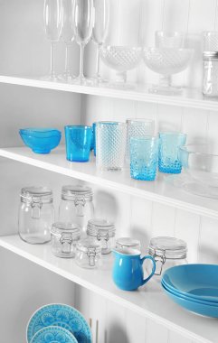 Cam mutfak ayaklıklı beyaz depolama