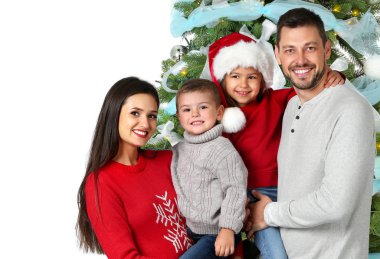 Beyaz zemin üzerinde bir şekilde dekore edilmiş Noel ağacı ile mutlu aile