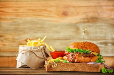 Lezzetli sığır eti burger ahşap tahta üzerinde