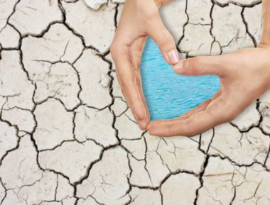 İnsanlar kalp şeklinde elele 