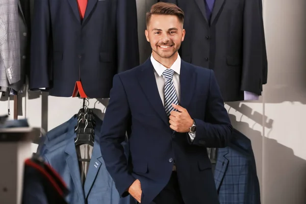 Hombre guapo en la tienda de trajes de lujo — Foto de Stock