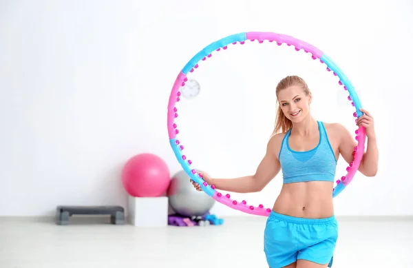 Vrouw met hoelahoep in sportschool — Stockfoto