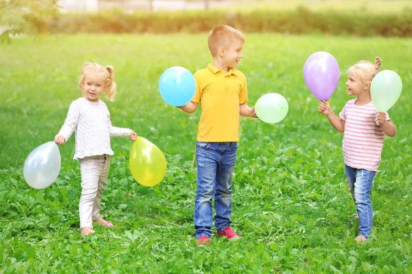 Lindos niños pequeños jugando en el parque verde —  Fotos de Stock