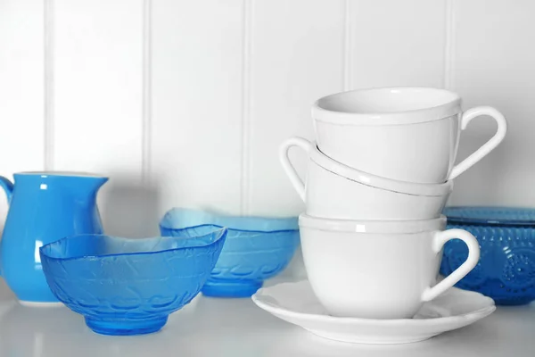 Mutfakta dishware ayaklıklı beyaz depolama — Stok fotoğraf