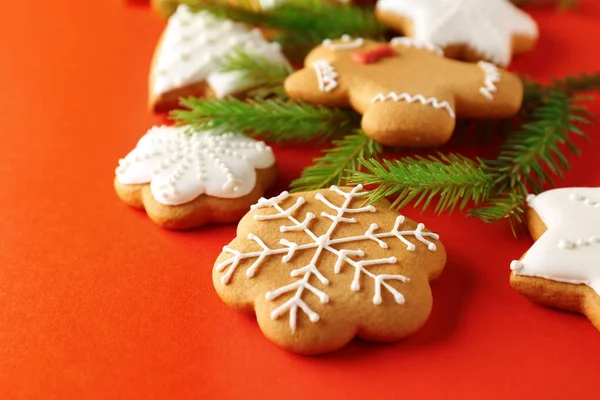 Renk arka plan üzerinde lezzetli Noel kurabiyeleri — Stok fotoğraf