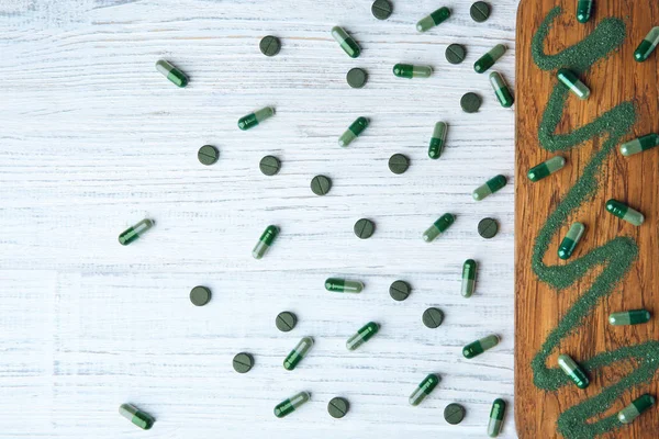 Composição com cápsulas de espirulina — Fotografia de Stock