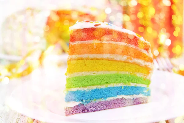 Plaat met een stuk van cake van de regenboog — Stockfoto