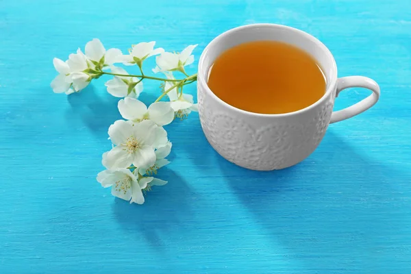 Tasse Tee mit Jasminblüten — Stockfoto