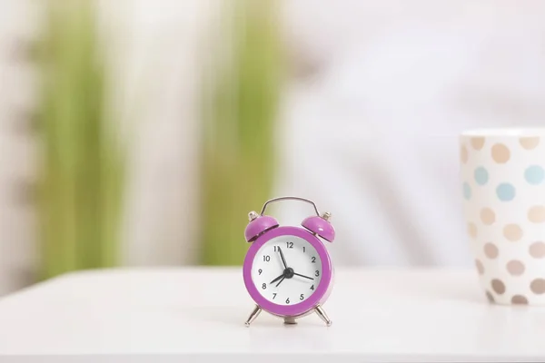 Reloj despertador en la mesa del dormitorio —  Fotos de Stock