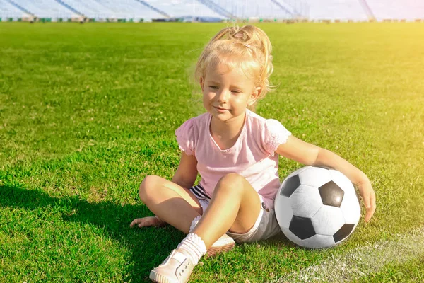Linda chica con pelota de fútbol en el campo — Foto de Stock