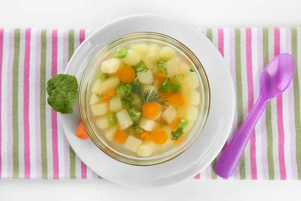 Tigela de deliciosa sopa de bebê na mesa — Fotografia de Stock