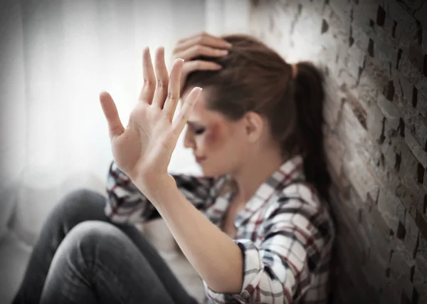 Bateu mulher triste sentado sozinho no quarto — Fotografia de Stock