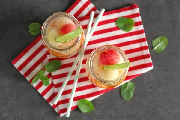 Vasetti di deliziosi cocktail con polpette di melone sul tavolo — Foto Stock