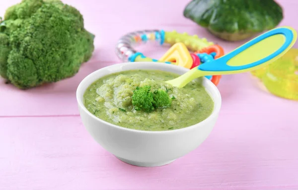 Bowl of creamy baby vegetable soup on wooden table — Stock Photo, Image