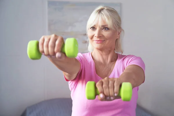 Volwassen vrouw uitoefening — Stockfoto